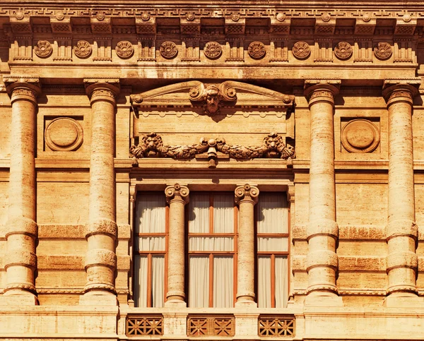 Fragmento do edifício (Roma, Itália ) — Fotografia de Stock