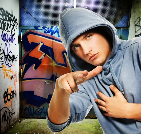 Hooligan in een graffiti geschilderd gateway — Stockfoto