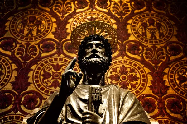 A Vatikáni Szent Péter szobra — Stock Fotó