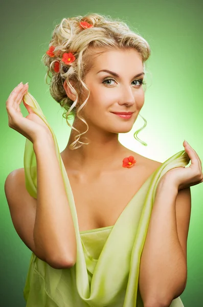 Mujer con flores frescas de primavera —  Fotos de Stock