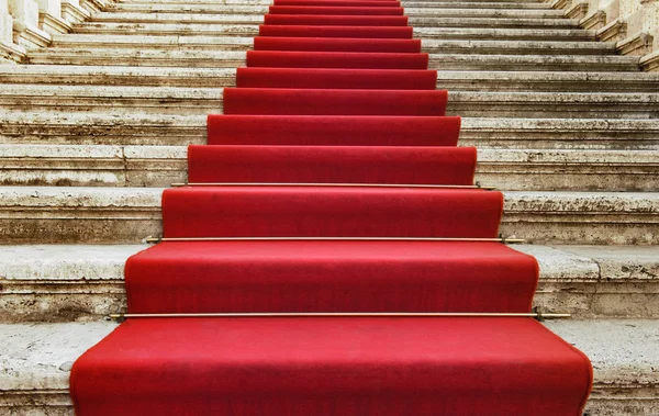 Escadas antigas cobertas com tapete vermelho — Fotografia de Stock