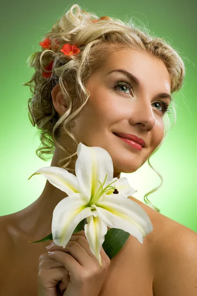 Όμορφη νεαρή γυναίκα με κρίνο λουλούδι — Φωτογραφία Αρχείου