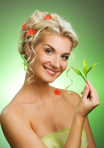 Mulher loira bonita com planta jovem — Fotografia de Stock