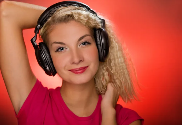 金髪の女性が、音楽を聴く — ストック写真