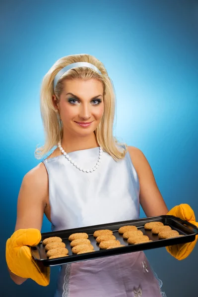 Женщина держит горячую сковородку — стоковое фото