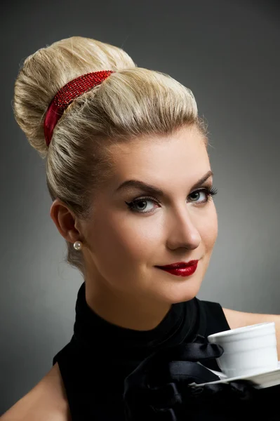Όμορφη κυρία πίνει καφέ. — Φωτογραφία Αρχείου