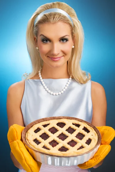 Красивая женщина держит горячий итальянский пирог — стоковое фото