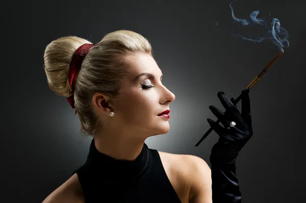 Güzel sigara kadın. Retro portre — Stok fotoğraf