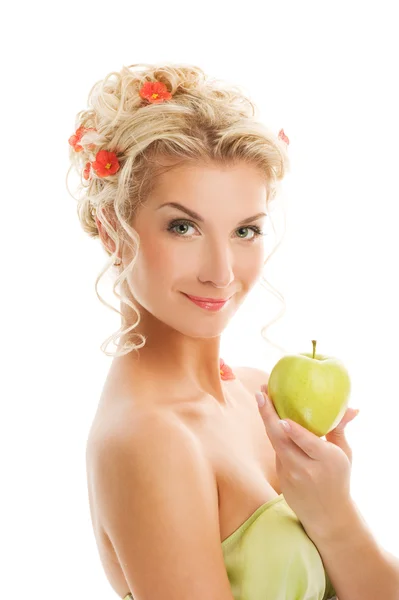 Hermosa mujer con manzana verde madura — Foto de Stock