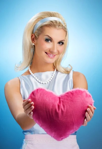 Krásná žena s nadýchané srdce polštář — Stock fotografie