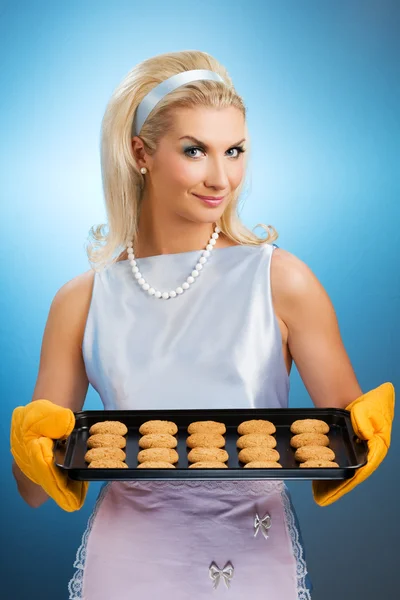 Woman holding hot roasting pan — Stock Photo, Image