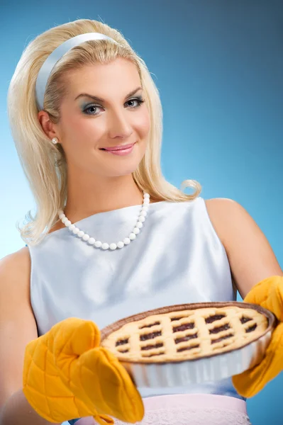 Piękna kobieta trzyma gorące ciasto włoskie — Zdjęcie stockowe