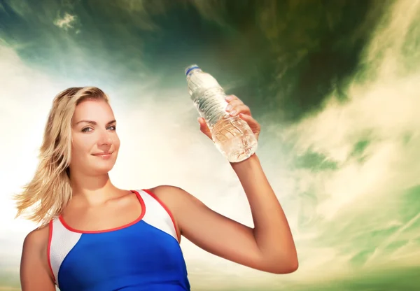 Женщина пьет воду после фитнеса — стоковое фото