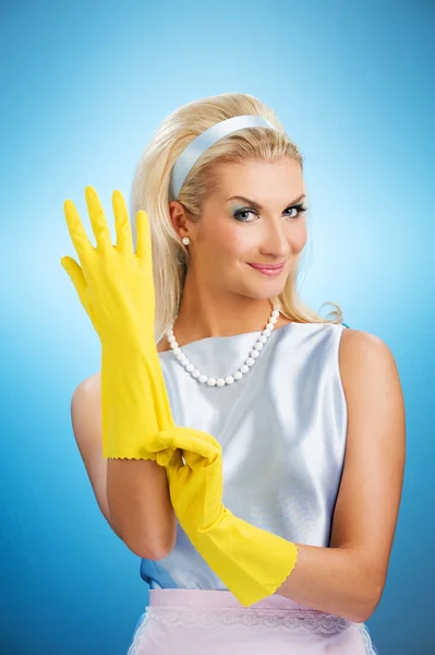 Щаслива домогосподарка з гумовими рукавичками — стокове фото
