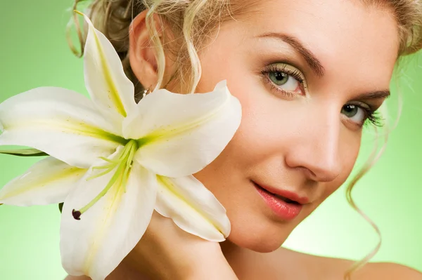 Vacker ung kvinna med lilja blomma — Stockfoto