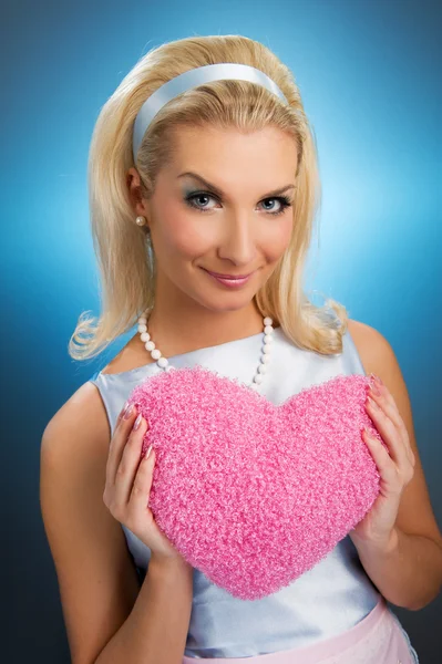 Όμορφη γυναίκα με χνουδωτή καρδιά μαξιλάρι — Φωτογραφία Αρχείου