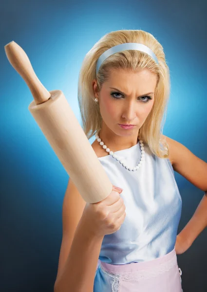 Wütende Hausfrau mit Nudelholz — Stockfoto