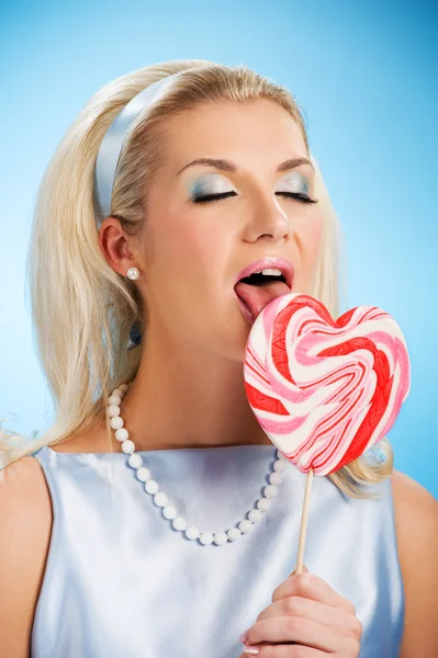Piękna młoda kobieta lizanie lollypop — Zdjęcie stockowe