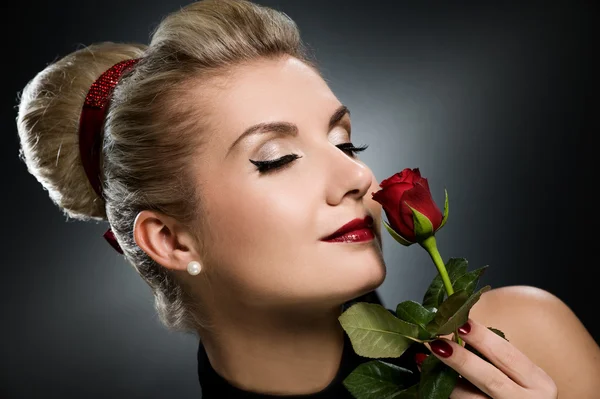 Šarmantní dáma s červenou růží — Stock fotografie