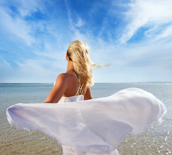 Schöne Frau entspannt sich am Strand — Stockfoto