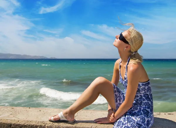 Bella donna rilassante sulla spiaggia — Foto Stock