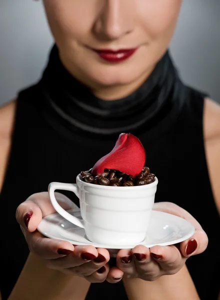 Senhora com copo de café — Fotografia de Stock
