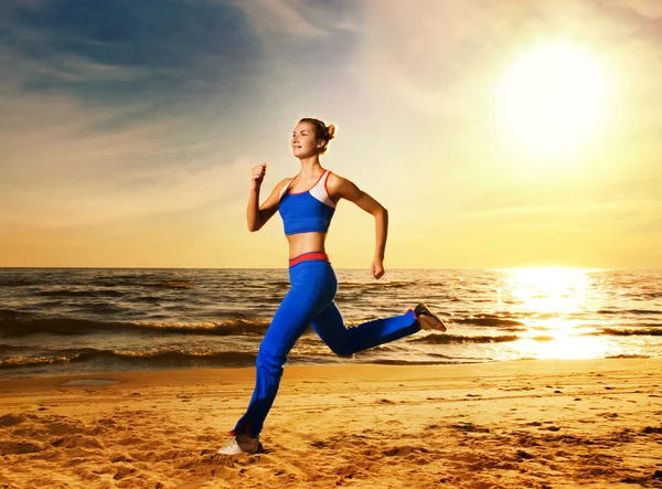 Futás-ra egy strand gyönyörű nő — Stock Fotó