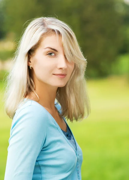 Schöne blonde Frau im Freien — Stockfoto