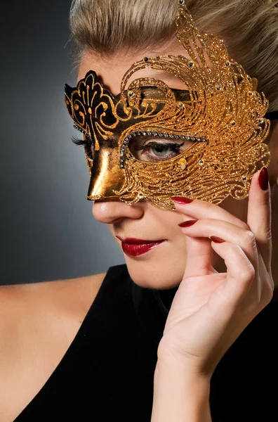 Schöne junge Frau mit Karnevalsmaske — Stockfoto