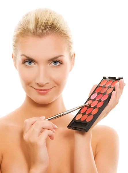 Mooie vrouw met lippenstift palet — Stockfoto