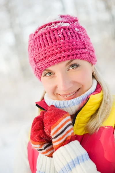 Piękna młoda kobieta w zimowym lesie — Zdjęcie stockowe