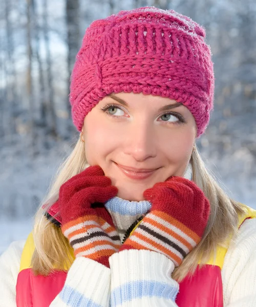 Vacker ung blond i vinter skog — Stockfoto
