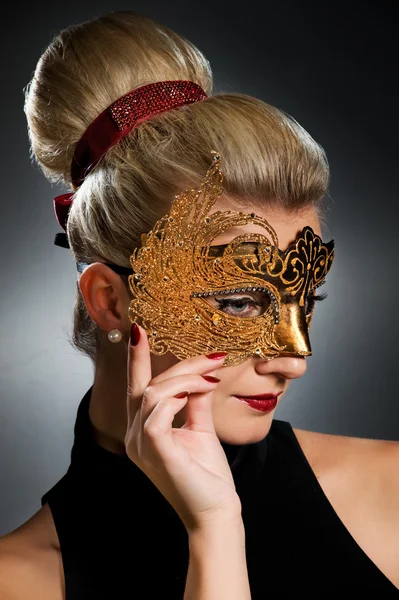 Belle jeune femme avec masque de carnaval — Photo
