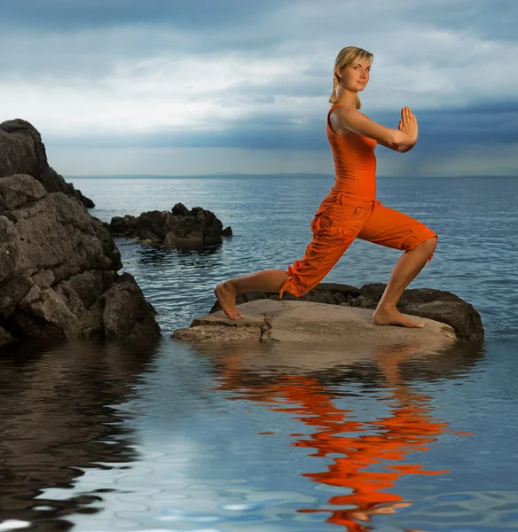 Ezzel a jóga gyakorlása a gyönyörű nő — Stock Fotó