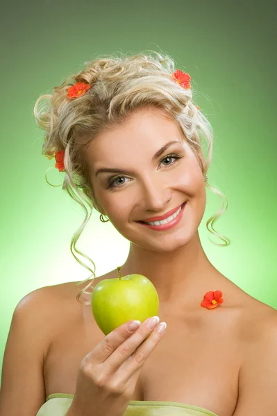 Красива жінка з стиглим зеленим яблуком — стокове фото