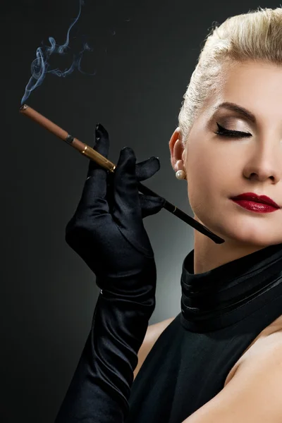Vackra rökning kvinna — Stockfoto