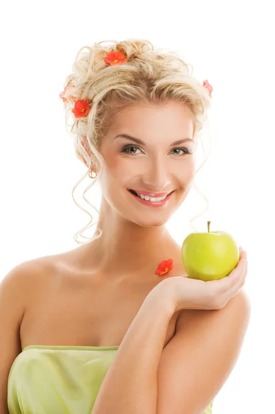 Красивая женщина с спелым зеленым яблоком — стоковое фото