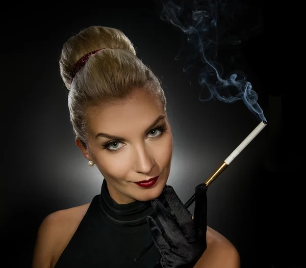 Bájos hölgy cigarettázik — Stock Fotó