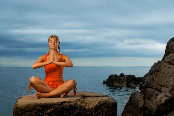 Vacker kvinna gör yoga övning — Stockfoto