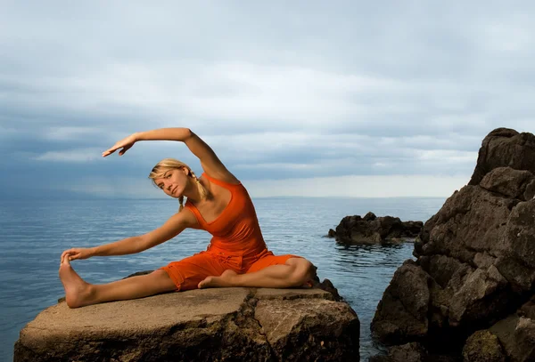 Krásná žena, která dělá jóga cvičení — Stock fotografie
