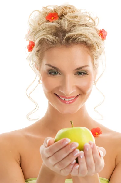 Красивая женщина с спелым зеленым яблоком — стоковое фото