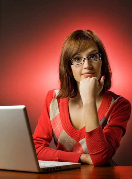 그녀의 노트북에서 일 하는 아름 다운 여자 — 스톡 사진
