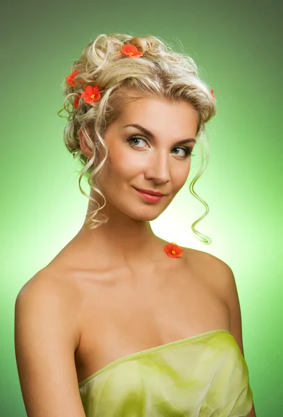 Donna con fiori freschi primaverili — Foto Stock