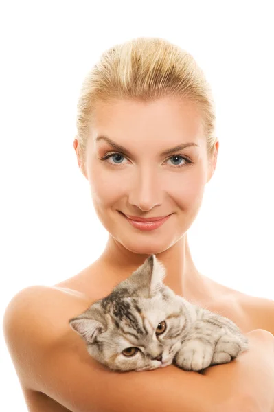 Mulher bonita com gatinho adorável — Fotografia de Stock