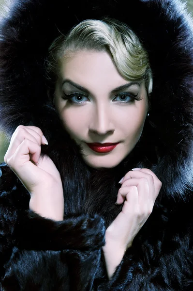 Όμορφη γυναίκα με γούνα χειμώνα — Φωτογραφία Αρχείου