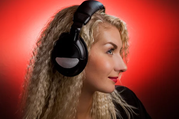 Mujer rubia escuchando la música — Foto de Stock