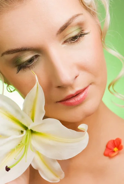 Hermosa mujer joven con flor de lirio — Foto de Stock