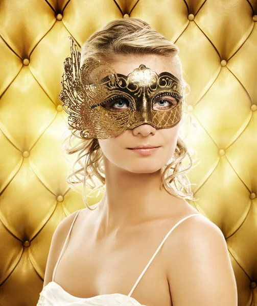 Mooie vrouw in carnaval masker — Stockfoto