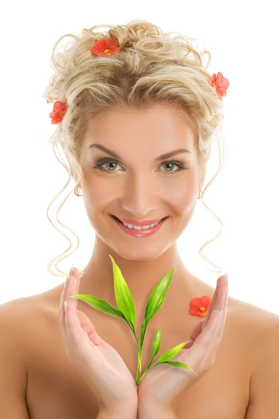 Schöne blonde Frau mit junger Pflanze — Stockfoto