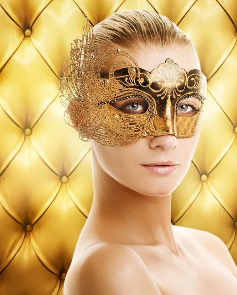 Bela mulher em máscara de carnaval — Fotografia de Stock